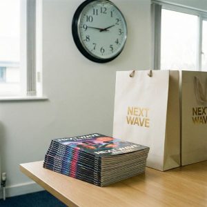 Các ấn phẩm catalogue và túi giấy sắc nét được hoàn thiện thần tốc nhờ dịch vụ in theo tiến độ gấp.