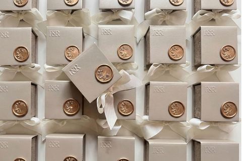 Bề mặt láng mịn và khả năng bám mực cực kỳ sắc nét khi in hộp giấy ivory.