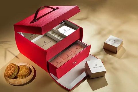 Bên trong hộp trung thu cao cấp.