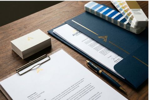 Bộ ấn phẩm văn phòng chuyên nghiệp gồm card visit và kẹp file thuộc giải pháp in theo nhận diện thương hiệu cho doanh nghiệp.