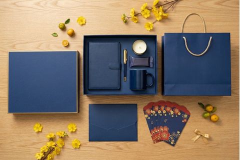 Đồng bộ nhận diện thương hiệu chuyên nghiệp của bộ ấn phẩm hộp quà tết in logo.