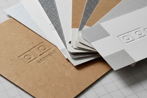 Các kỹ thuật gia công bề mặt và chất liệu giấy đa dạng trong in ấn theo yêu cầu tại HomePrint.