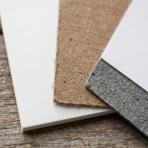 Hướng dẫn cách chọn giấy in hộp chuẩn xác qua việc phân biệt các chất liệu phổ biến như Ivory, Kraft và Duplex.