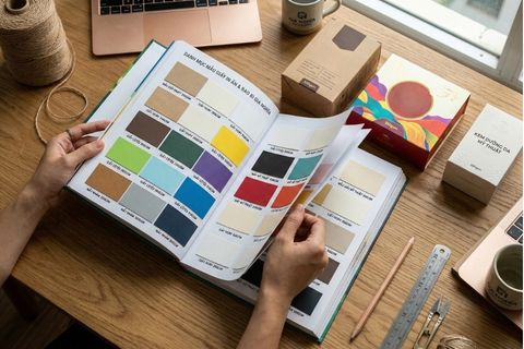 Kinh nghiệm và cách chọn giấy in hộp thực tế thông qua việc kiểm tra catalogue mẫu giấy trực tiếp tại xưởng in.