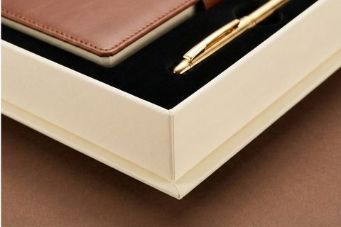 Cấu trúc hộp cứng cáp và khay định hình lót nhung sang trọng khi in hộp quà tặng.