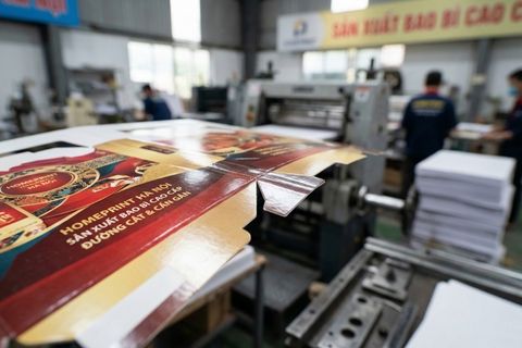 Chi tiết công đoạn bế hình và cấn gân sắc sảo trong quy trình sản xuất in hộp giấy Hà Nội.