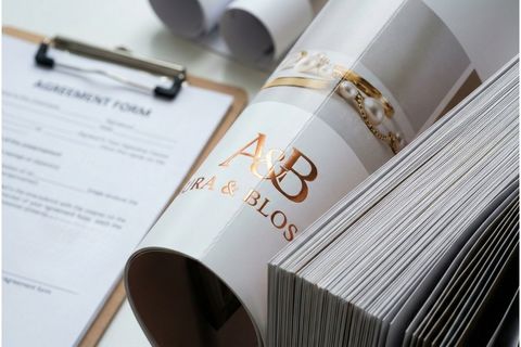 Chi tiết đường gấp vuông vức và gia công cán mờ khi in brochure doanh nghiệp.