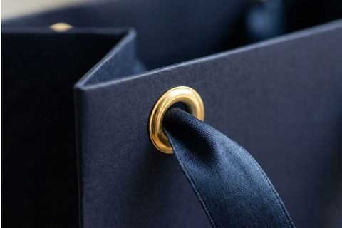 Chi tiết gia cố mắt cáo và quai lụa chắc chắn trong quy trình sản xuất túi giấy doanh nghiệp.