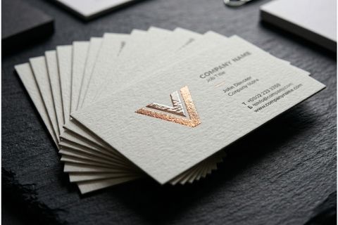 Chi tiết chất liệu giấy cao cấp và gia công ép kim sắc nét trên card visit doanh nghiệp.