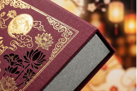 Chi tiết gia công ép kim và cắt laser sắc sảo trên vỏ hộp trung thu quà tặng.