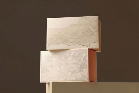 Chi tiết gia công ép kim và dập nổi tinh xảo trên bề mặt khi in hộp giấy cao cấp.