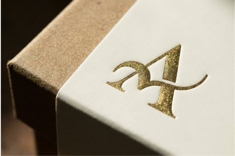 Chi tiết gia công ép kim và dập nổi sắc nét trên bề mặt khi in hộp giấy doanh nghiệp.