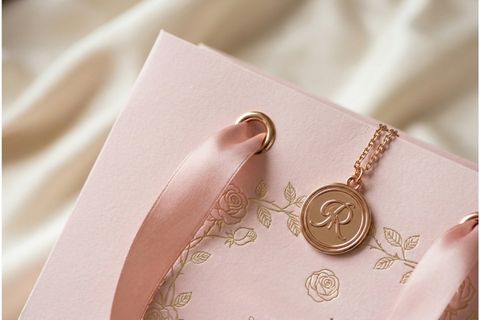 Ứng dụng túi giấy sang trọng đựng mỹ phẩm và trang sức khi in túi giấy cao cấp