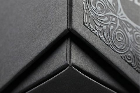 Thiết kế khay định hình lót nhung sang trọng bảo vệ sản phẩm trong bao bì giấy cao cấp.