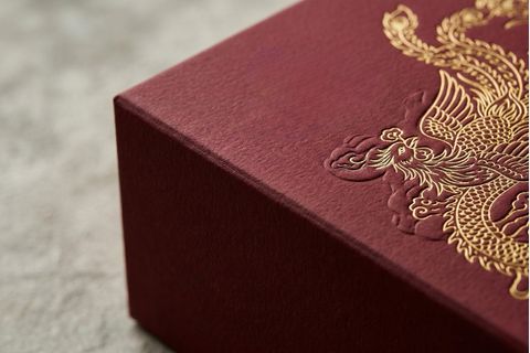 Chi tiết gia công ép kim và dập nổi 3D tinh xảo trên vỏ hộp quà tết cao cấp.