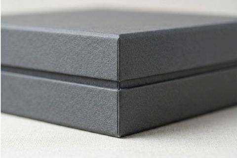 Chi tiết độ khít khao và góc cạnh vuông vức khi gia công hộp cứng âm dương có đai.