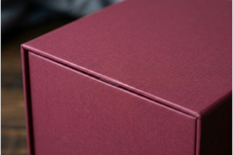 Chi tiết giấu nam châm tinh tế và góc cạnh sắc sảo khi gia công hộp cứng nam châm.