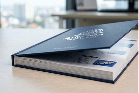 Chi tiết gia công ép kim và đóng gáy keo nhiệt vuông vức trong dịch vụ in catalogue doanh nghiệp.