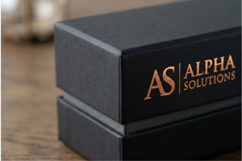 Chi tiết góc cạnh vuông vức và gia công ép kim sắc nét trên bề mặt hộp cứng cao cấp doanh nghiệp.