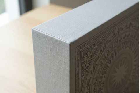 Chi tiết góc cạnh vuông vức và chất liệu giấy mỹ thuật khi gia công hộp cứng cao cấp.