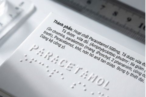 Chi tiết in chữ nhỏ cực kỳ sắc nét và dập nổi chữ Braille trong quy trình in hộp dược phẩm.
