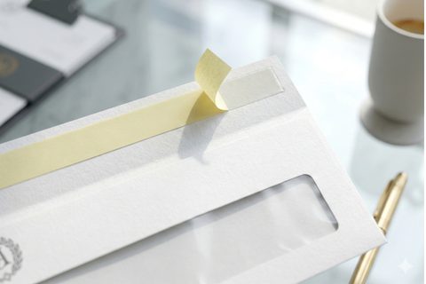 Chi tiết gia công keo chờ nắp và ô bóng kính tiện dụng khi in phong bì doanh nghiệp.