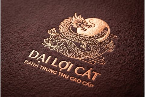 Chi tiết kỹ thuật ép kim sắc nét làm nổi bật thương hiệu trên vỏ hộp trung thu in logo.