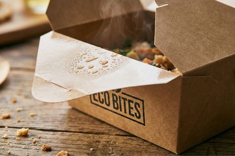 Chi tiết lớp màng PE chống thấm dầu mỡ bên trong khi in hộp thực phẩm bằng giấy Kraft.