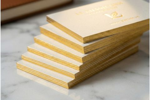 Chi tiết gia công mạ viền vàng lấp lánh trên xấp danh thiếp bồi dày khi in card visit cao cấp.