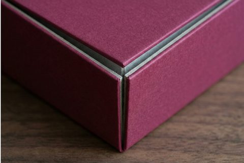 Chi tiết kỹ thuật phay rãnh V tạo góc vuông 90 độ sắc sảo khi gia công hộp cứng bồi carton.