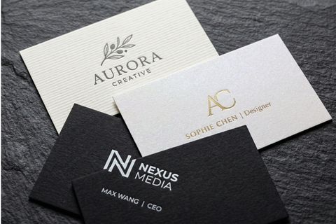 Đa dạng bề mặt chất liệu từ vân sần đến ánh trai khi chọn in card visit giấy mỹ thuật.