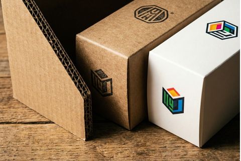 Đa dạng chất liệu từ giấy Kraft, Ivory đến carton sóng trong dịch vụ sản xuất bao bì giấy.