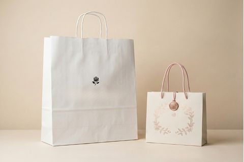 Đa dạng kích thước và chất liệu phù hợp từng ngành hàng khi in túi giấy shop theo yêu cầu.