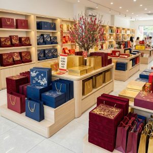 Đa dạng mẫu mã sang trọng từ bộ sưu tập hộp quà tết in sẵn giúp doanh nghiệp tối ưu thời gian.