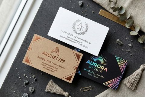 Đa dạng màu sắc nhũ vàng, bạc và hologram trong dịch vụ in card visit ép kim cao cấp.