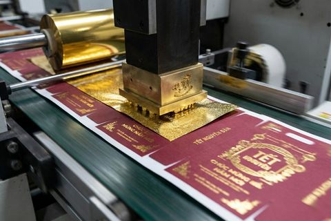 Dây chuyền ép kim tự động đảm bảo chất lượng đồng đều khi in hộp quà tết số lượng lớn.