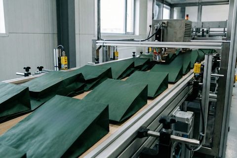 Dây chuyền tự động hoàn thiện sản phẩm túi giấy của đơn hàng in số lượng lớn theo yêu cầu.