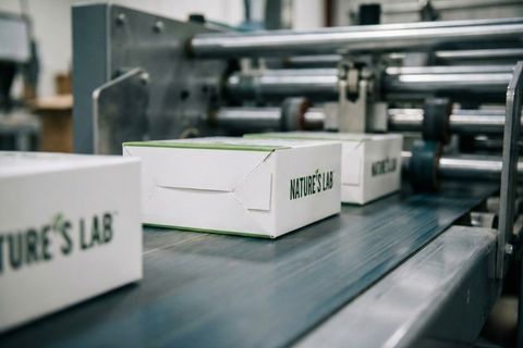 Độ chính xác tuyệt đối và tốc độ cao trên dây chuyền tự động sản xuất bao bì giấy.