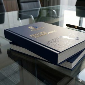 Dịch vụ in ấn cho tập đoàn chuyên nghiệp, sản xuất báo cáo thường niên và tài liệu đại hội cổ đông cao cấp.