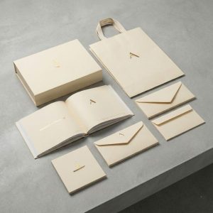 Dịch vụ in theo mẫu doanh nghiệp đảm bảo sự đồng bộ màu sắc cho bao bì và ấn phẩm văn phòng.