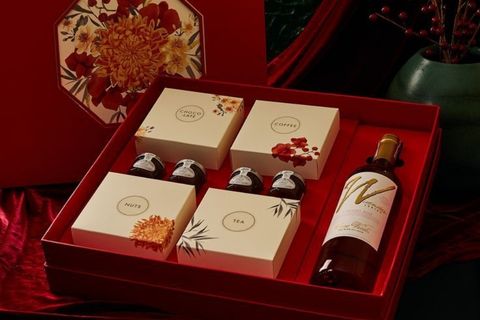 Giải pháp dán tem kim loại 3D gia công hỏa tốc trên hộp quà tết cho doanh nghiệp gấp.