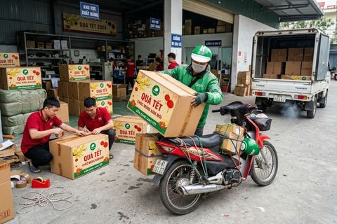 Đội ngũ vận chuyển hỏa tốc đảm bảo tiến độ cho các đơn hàng hộp quà tết giao nhanh.