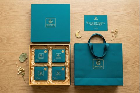Sự đồng bộ nhận diện thương hiệu chuyên nghiệp của bộ ấn phẩm hộp trung thu in logo.