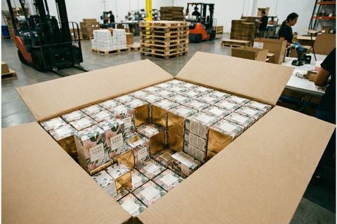 Hoàn thiện đóng gói hộp giấy bao bì chuẩn bị giao hàng hỏa tốc trong dịch vụ in theo tiến độ gấp.