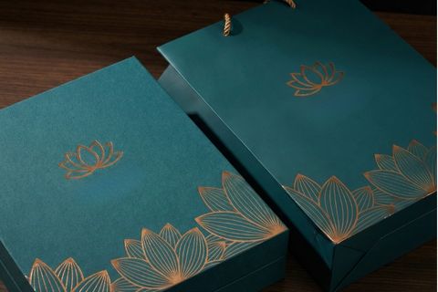 In ấn thương hiệu màu pha Pantone chuẩn xác trên đa dạng chất liệu bao bì cao cấp.