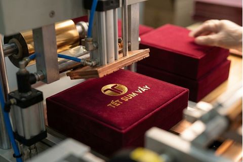 Kỹ thuật ép kim logo siêu tốc trên vỏ hộp quà tết giao nhanh mang lại dấu ấn thương hiệu.