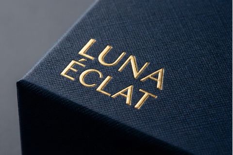 Gia công ép kim và dập nổi sắc nét giúp nâng tầm đẳng cấp khi in hộp sản phẩm theo thương hiệu.