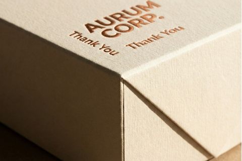 Chi tiết gia công ép kim sang trọng trên hộp quà tặng từ dịch vụ in bao bì doanh nghiệp.