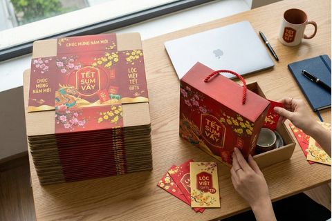 Giải pháp giao hàng trải phẳng giúp tiết kiệm không gian lưu kho đối với hộp quà tết cho nhân viên.