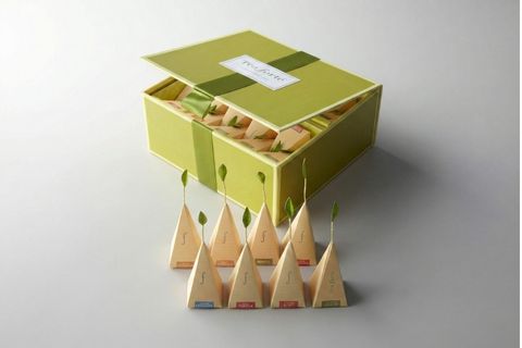 Hộp giấy Ivory cao cấp có cửa sổ bóng kính tinh tế từ quy trình in hộp thực phẩm.